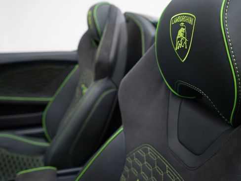 Used 2024 Lamborghini Huracan EVO image 26