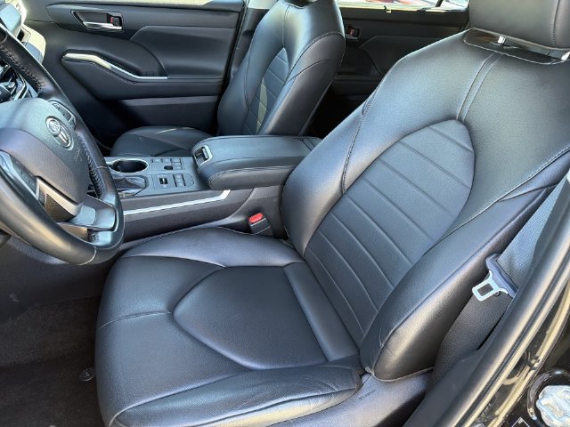 Used 2023 Toyota Highlander XLE AWD/4WD image 35
