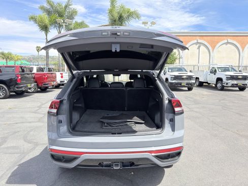 Used 2021 Volkswagen Atlas Cross Sport SE w/ Panoramic Sunroof Package FWD image 14