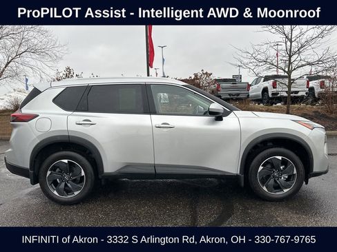 Used 2025 Nissan Rogue SV w/ SV Premium Package image 14