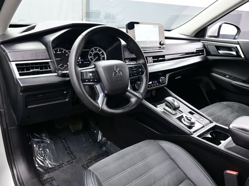 Used 2023 Mitsubishi Outlander SE image 13