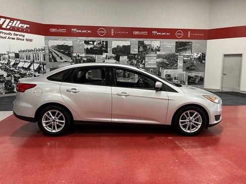 Used 2018 Ford Focus SE image 2