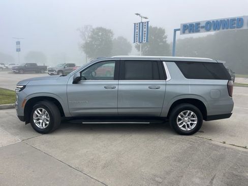 Used 2025 Chevrolet Suburban LT RWD image 3