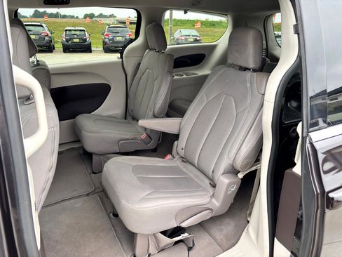 Used 2017 Chrysler Pacifica Touring w/ Tire & Wheel Group image 20