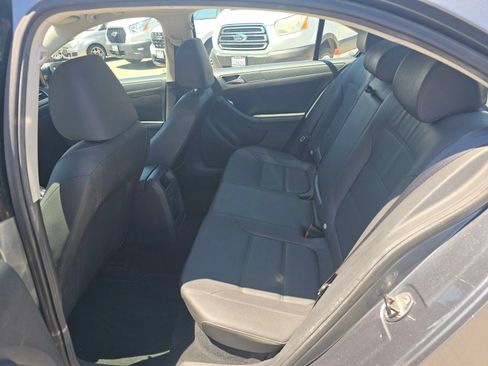 Used 2011 Volkswagen Jetta SE FWD image 12