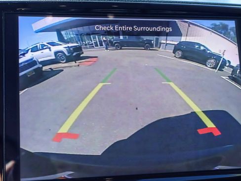 Used 2023 Chrysler Pacifica Touring-L image 5