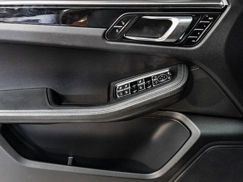 Used 2018 Porsche Macan S image 26