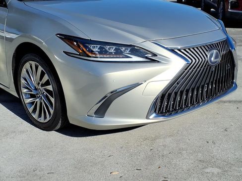 Used 2019 Lexus ES 300h w/ Luxury Package image 9