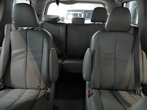 Used 2011 Toyota Sienna XLE image 17