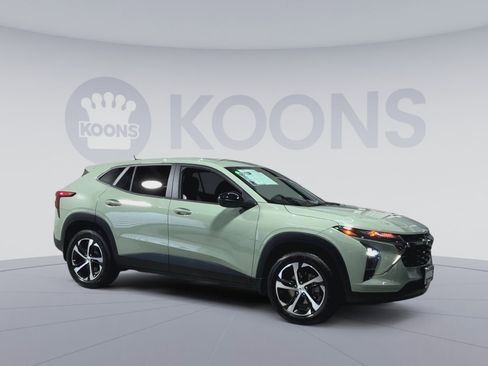 Used 2024 Chevrolet Trax RS w/ Driver Confidence Package image 2