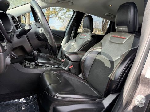 Used 2019 Jeep Cherokee Trailhawk image 15