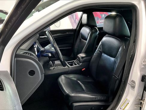 Used 2011 Chrysler 300 Limited image 10