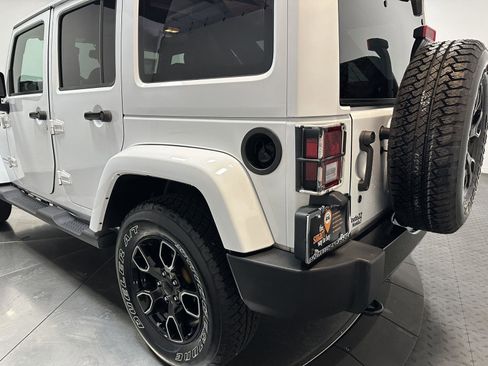 Used 2018 Jeep Wrangler Unlimited Sahara AWD/4WD image 10