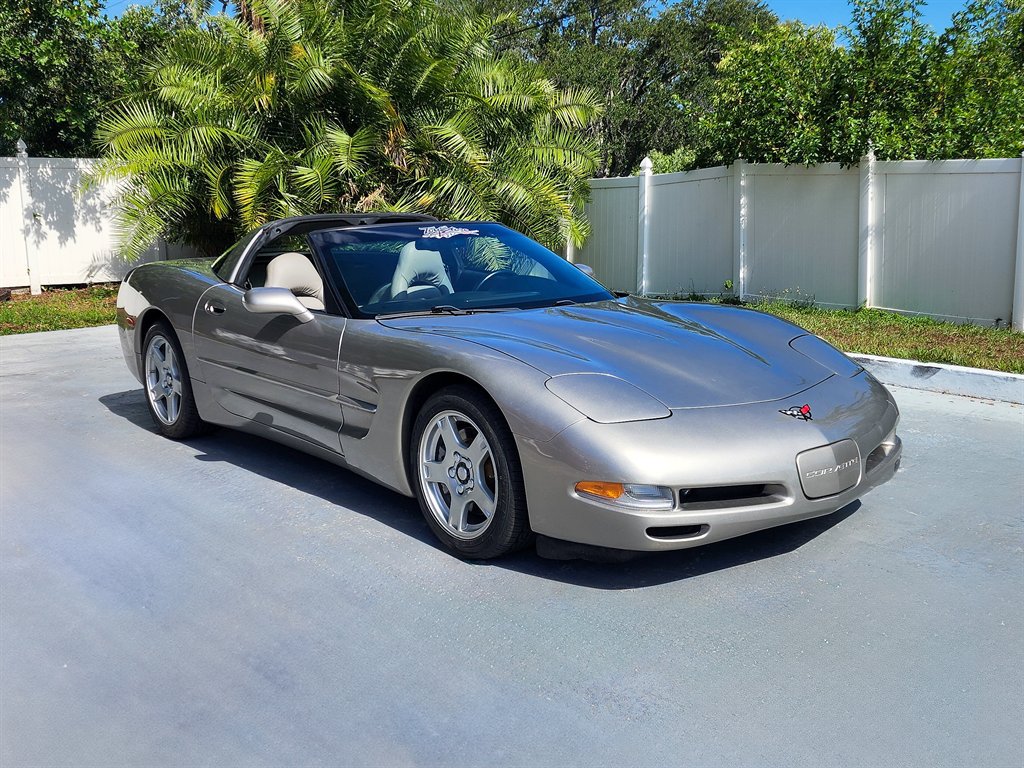 Used 1998 Chevrolet Corvette Coupe w/ Memory Pkg RWD image 2