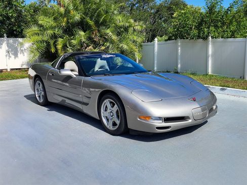 Used 1998 Chevrolet Corvette Coupe w/ Memory Pkg RWD image 2