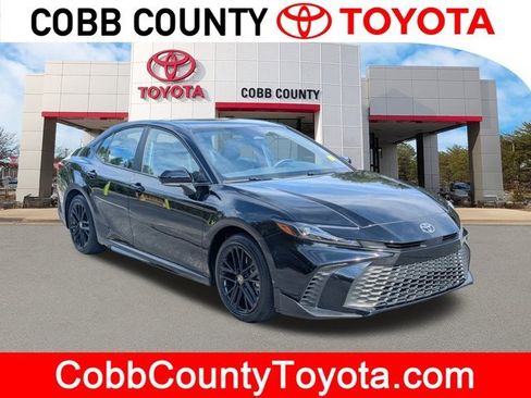 Used 2025 Toyota Camry SE image 1