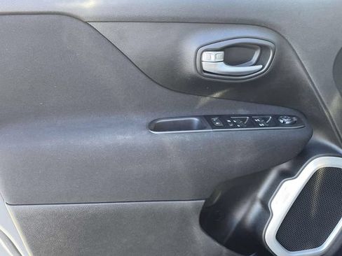 Used 2020 Jeep Renegade Latitude FWD image 14