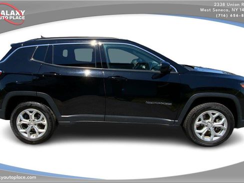 Used 2024 Jeep Compass Latitude AWD/4WD image 4