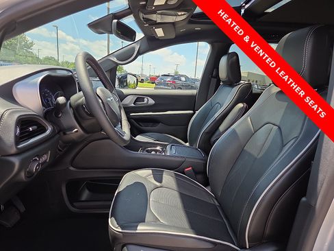 Used 2026 Chrysler Pacifica Limited FWD image 17