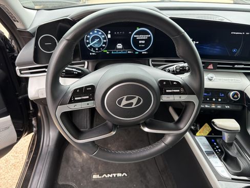 Used 2024 Hyundai Elantra Limited FWD image 17