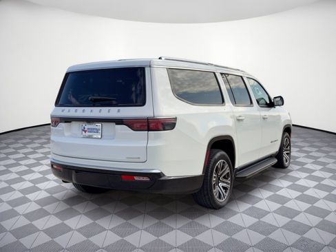 Used 2024 Jeep Wagoneer L Series II w/ Flexible Seating Group RWD image 9