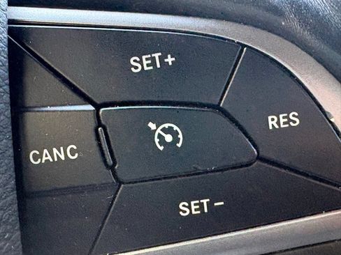 Used 2019 Jeep Grand Cherokee Overland AWD/4WD image 18