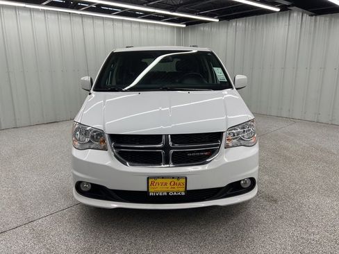 Used 2019 Dodge Grand Caravan SXT image 2