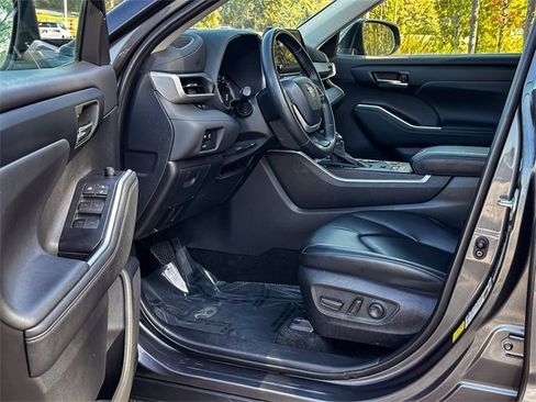 Used 2024 Toyota Highlander XLE image 10