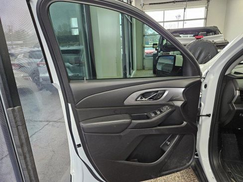 Used 2018 Chevrolet Traverse LT image 19