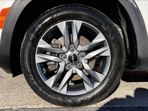 Used 2023 Kia Seltos S image 9