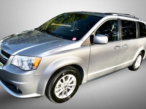 Used 2019 Dodge Grand Caravan SXT image 3