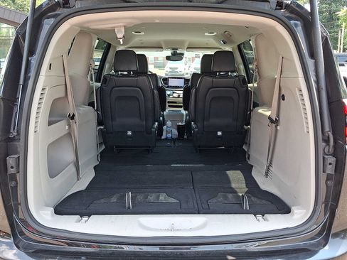 Used 2023 Chrysler Pacifica Touring-L FWD image 30