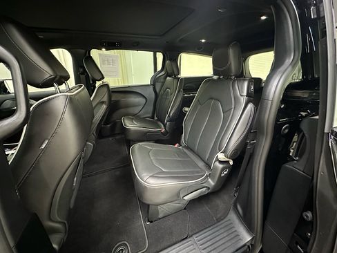 Used 2026 Chrysler Pacifica Limited w/ S Appearance Package FWD image 21
