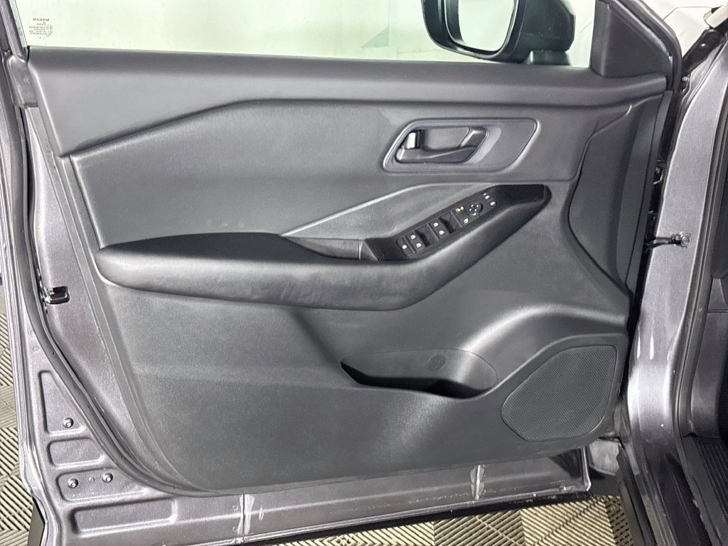 Used 2025 Nissan Rogue S AWD/4WD image 10