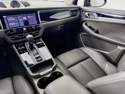 Certified 2025 Porsche Macan AWD/4WD image 26