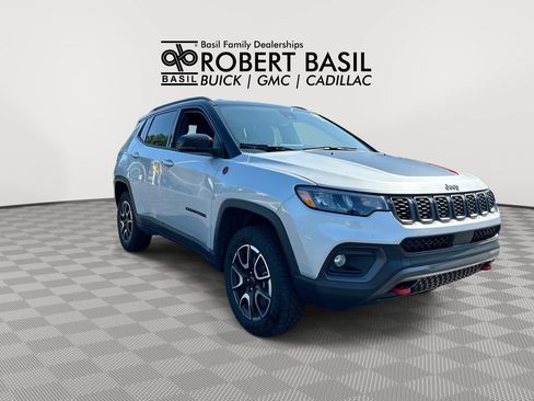 Used 2025 Jeep Compass Trailhawk AWD/4WD image 2