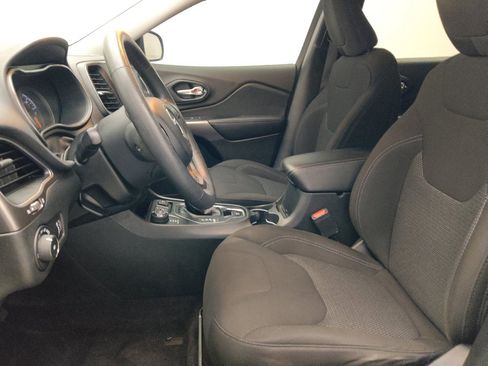 Used 2019 Jeep Cherokee Latitude w/ Popular Appearance Group AWD/4WD image 17