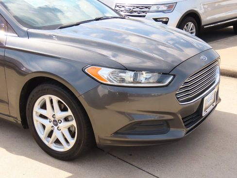 Used 2015 Ford Fusion SE image 6