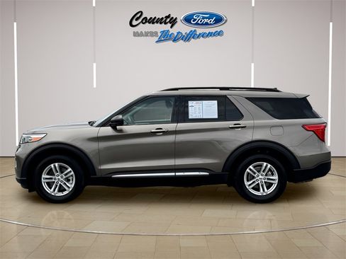 Used 2021 Ford Explorer XLT image 3