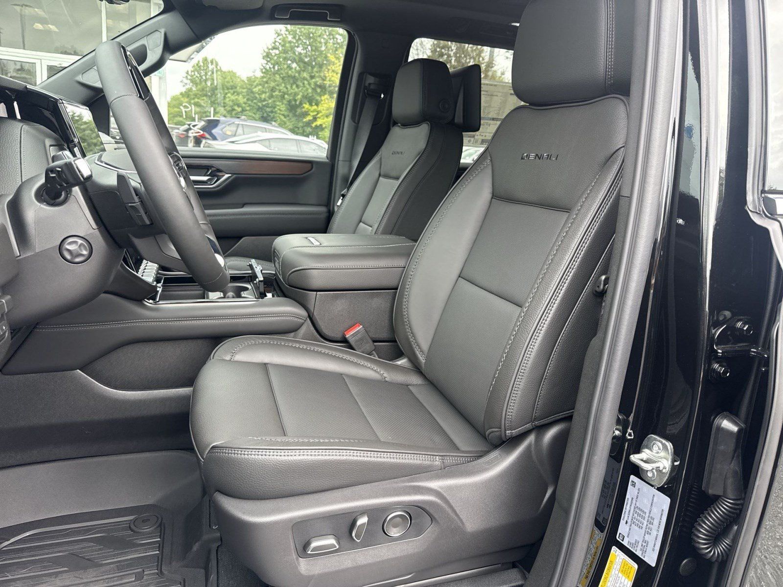 New 2026 GMC Yukon Denali w/ Denali Reserve Package AWD/4WD image 11