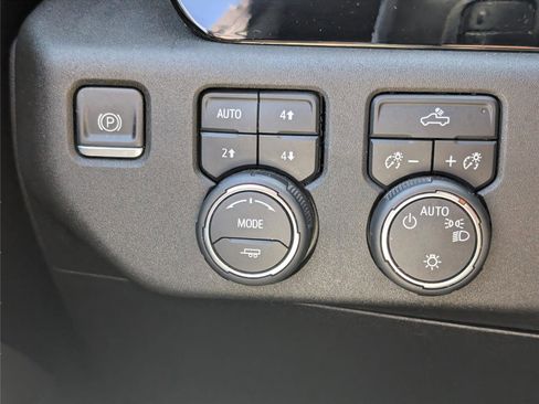 Used 2022 Chevrolet Silverado 1500 LT w/ Z71 Off-Road Package AWD/4WD image 30