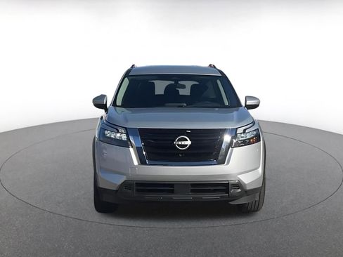 Used 2025 Nissan Pathfinder SV image 3