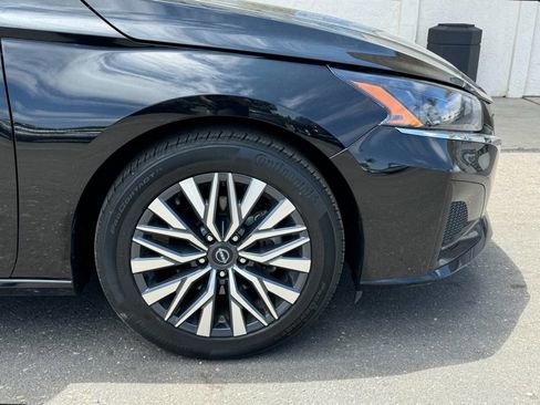 Used 2024 Nissan Altima 2.5 SV FWD image 2