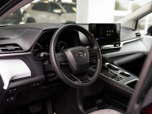 Used 2025 Toyota Sienna LE image 12