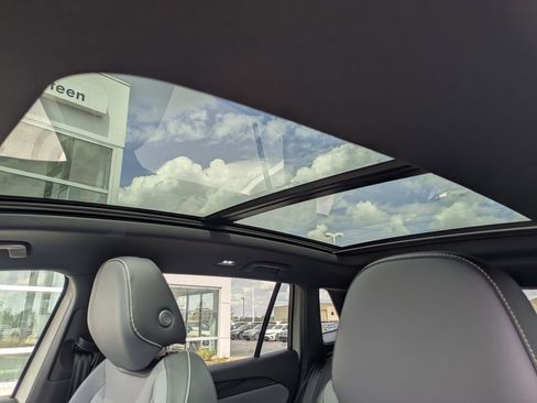New 2026 Volkswagen Tiguan SE R-Line FWD image 18