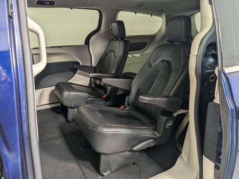 Used 2017 Chrysler Pacifica Touring-L FWD image 22