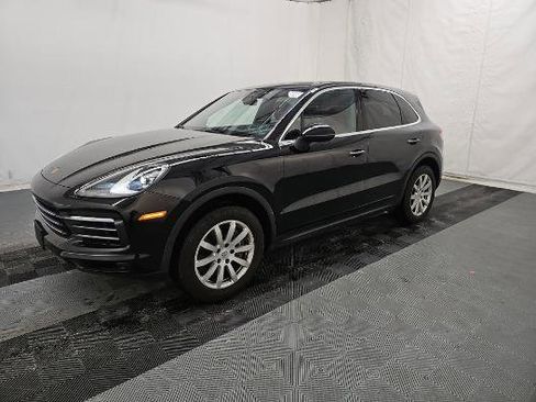 Used 2023 Porsche Cayenne image 2