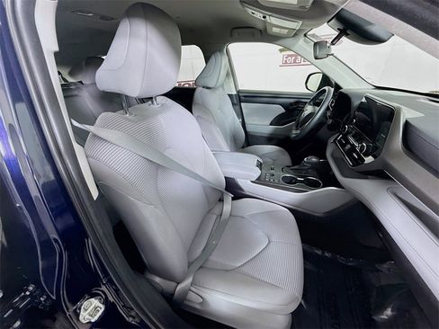 Certified 2023 Toyota Highlander LE image 33