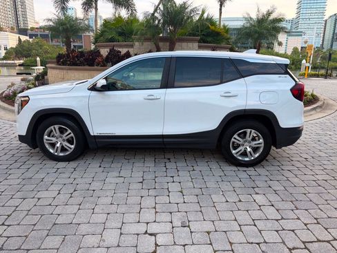 Used 2022 GMC Terrain SLE FWD image 1