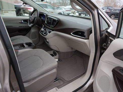 Used 2018 Chrysler Pacifica Touring Plus w/ Tire & Wheel Group image 29